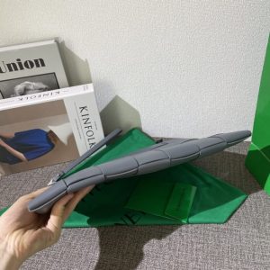 Replica Bottega Veneta Cassette Clutch - near-authentic luxury replica handbag