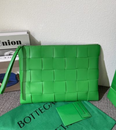 Replica Bottega Veneta Cassette Clutch Green - best-selling designer handbag dupe