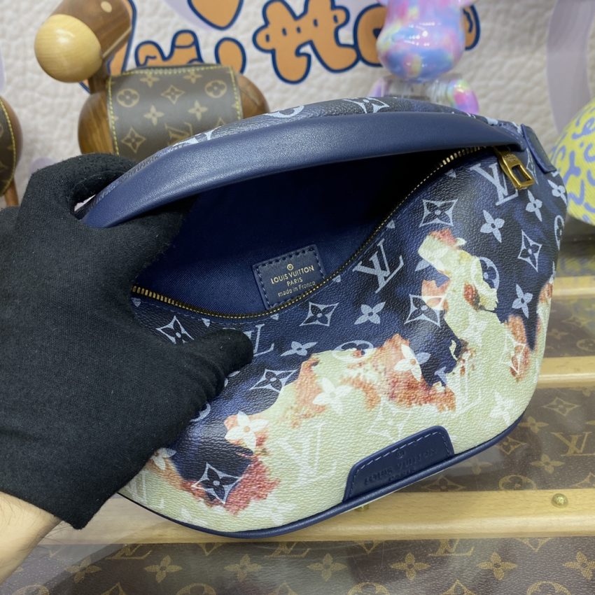 Replica Louis Vuitton Bumbag Discovery Blue Fire - realistic designer-inspired fake bag