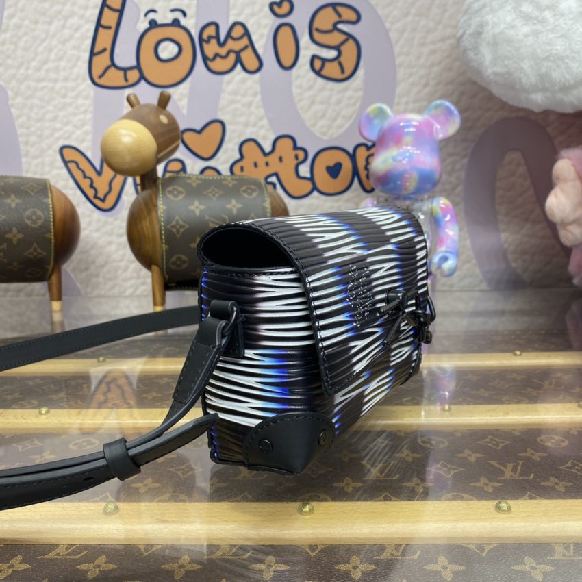 Replica Louis Vuitton Steamer Wearable Wallet II - realistic designer-inspired fake bag