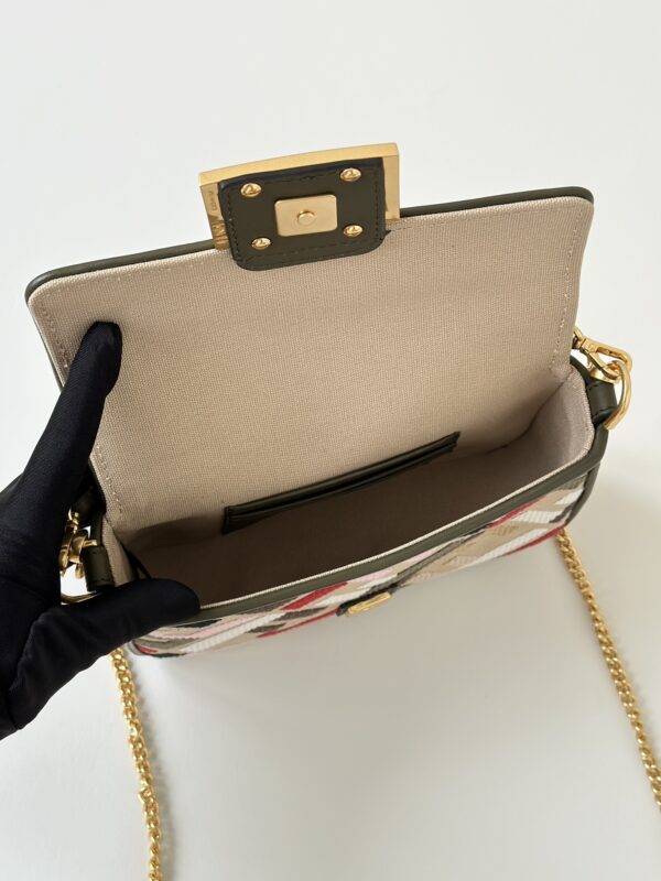 Replica Fendi Baguette Small Beige - realistic designer-inspired fake bag