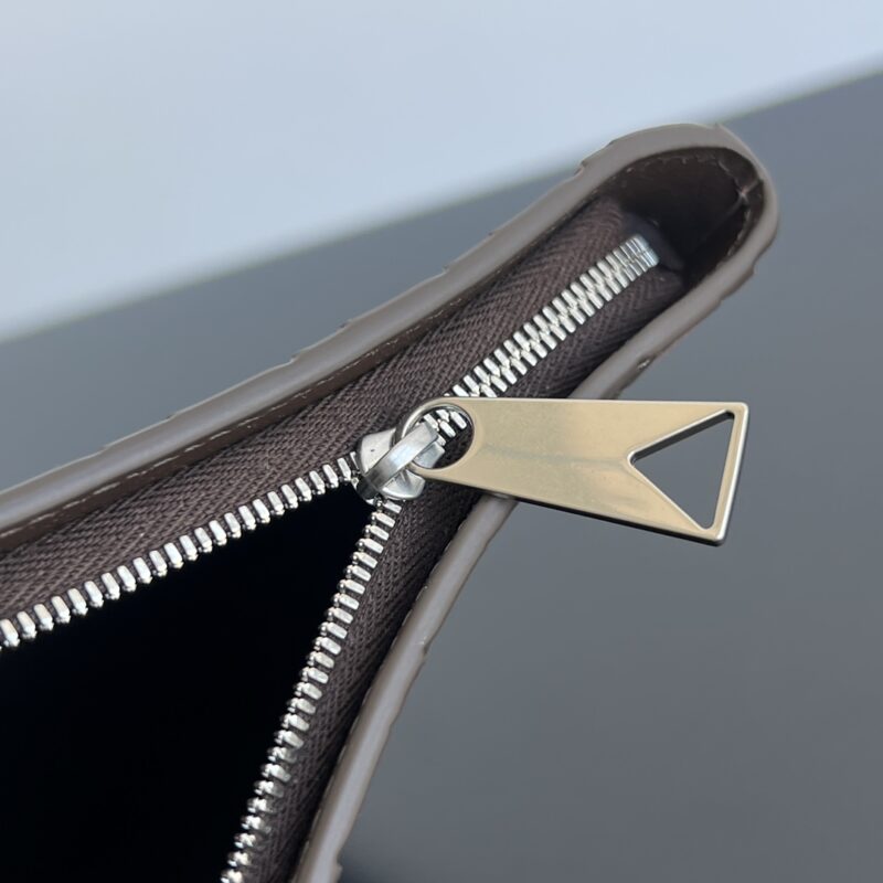 Replica Bottega Veneta Half Zip Clutch - best-selling designer handbag dupe