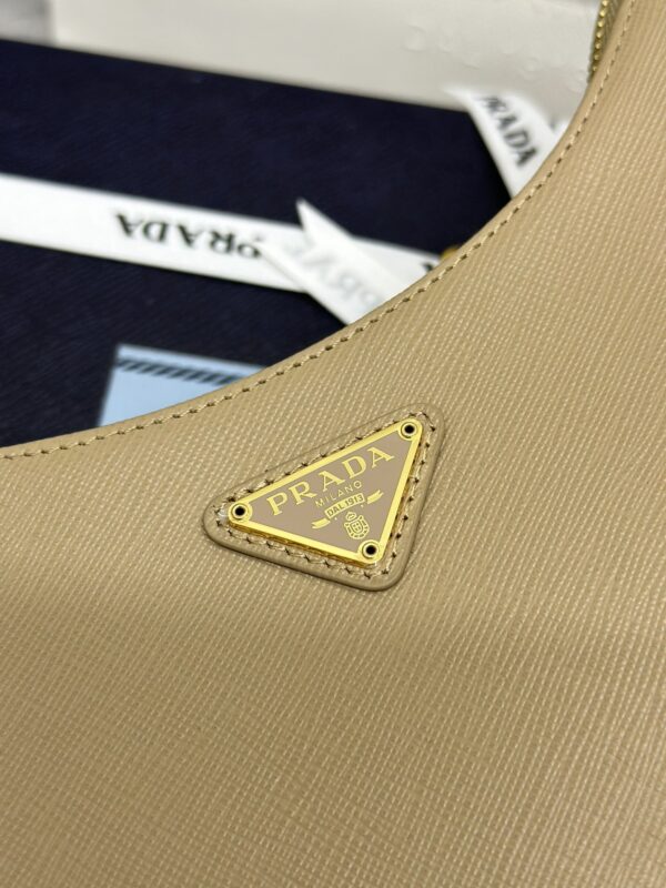 Replica Prada Re-Edition Caramel 2005 - top-tier luxury replica shoulder bag