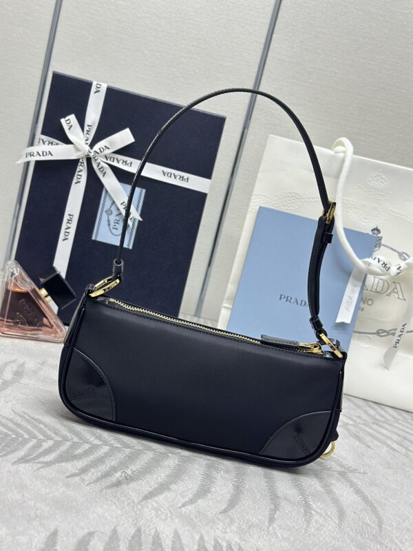 Replica Prada Re-Edition 2002 Nylon - high-quality designer bag clone
