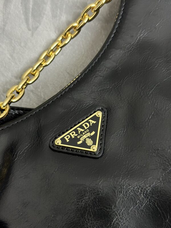 Replica Prada Re-Edition 2002 - high-quality designer bag clone
