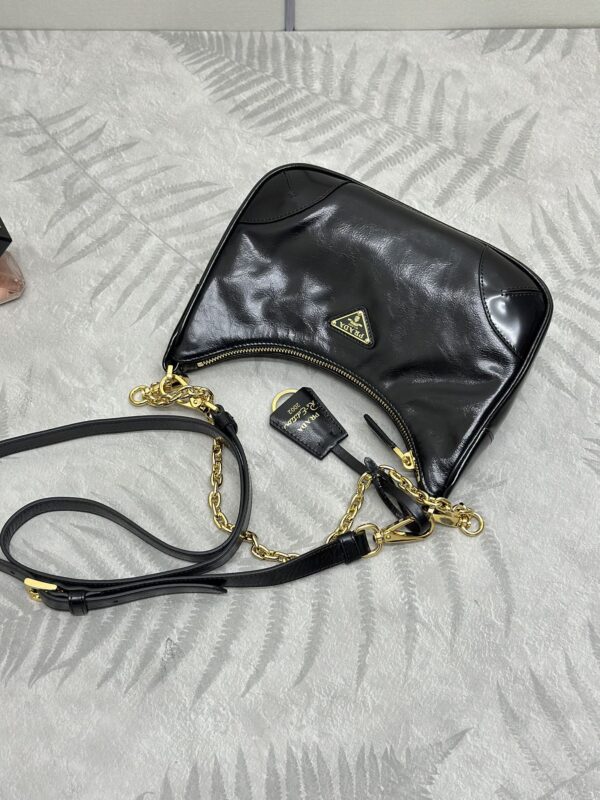 Replica Prada Re-Edition 2002 - realistic designer-inspired fake bag