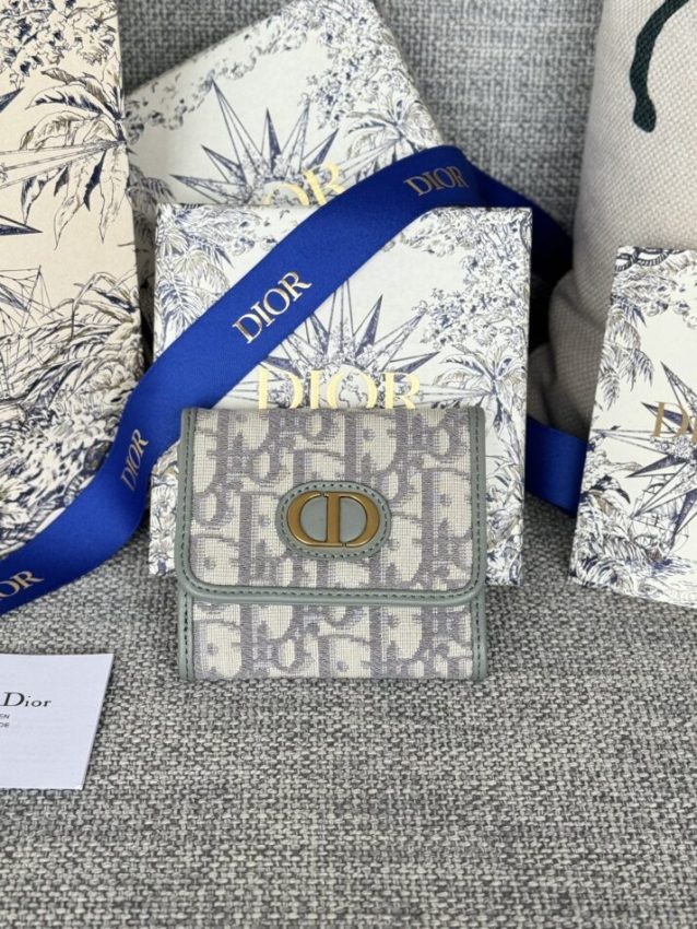Replica Dior 30 Montaigne Wallet - realistic designer-inspired fake bag